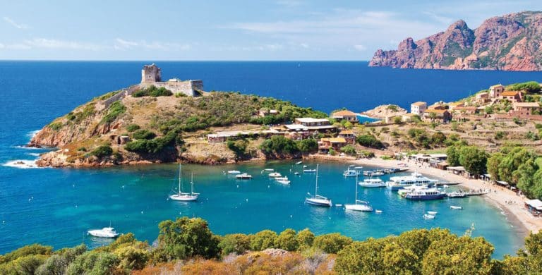 Voyager autrement en Corse en optant pour une location de voiture
