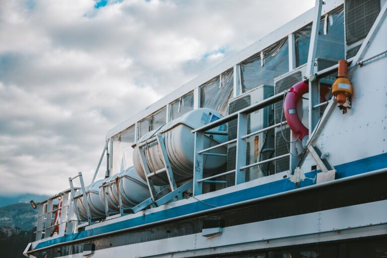 Comment préparer une traversée maritime en toute sécurité ?