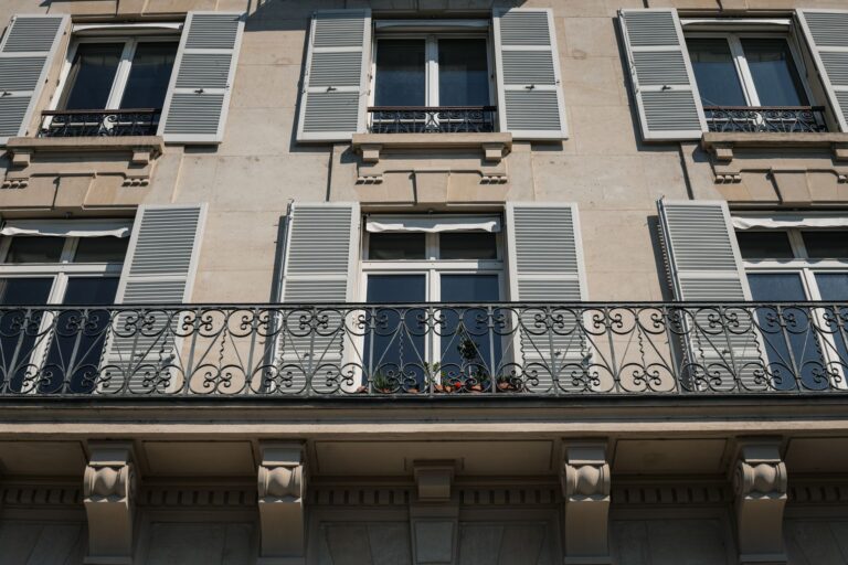 Acompte de location face à un couvre-feu après émeutes